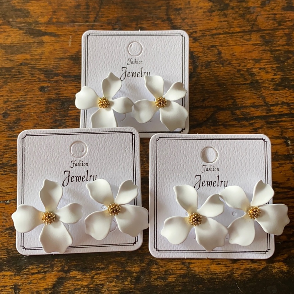🎉Last 3!🎉White Matte Acrylic Earrings🎉